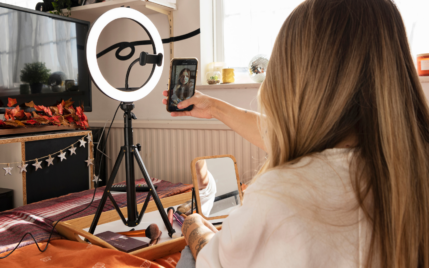 how do vloggers make money.