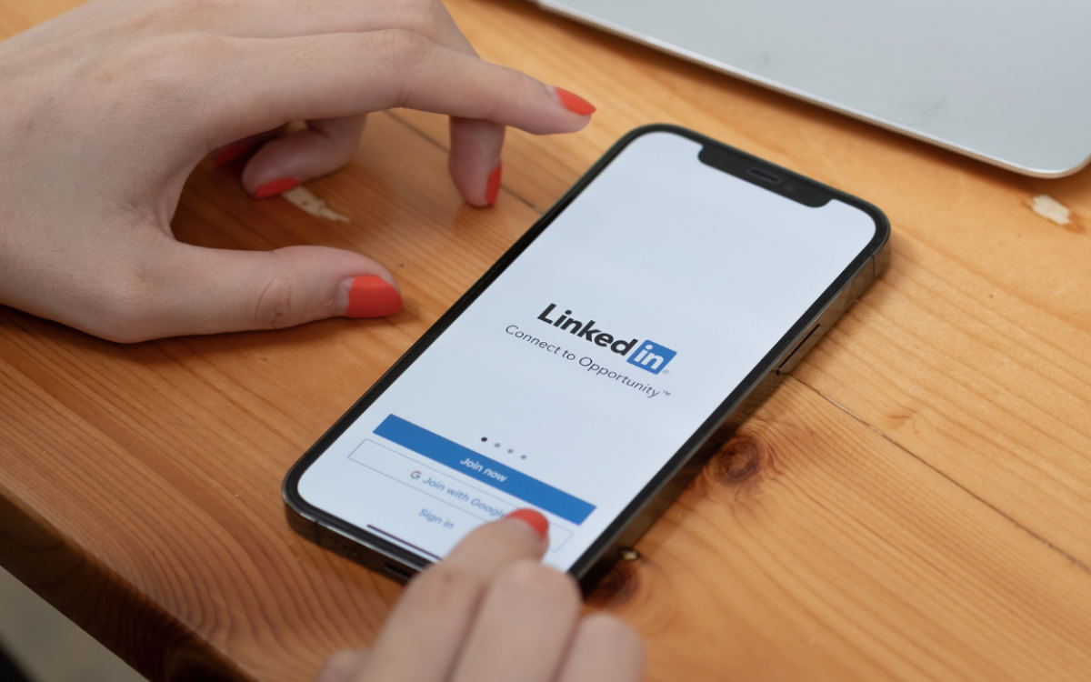 8 Ways to Use the LinkedIn Mobile App for Business